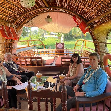 Thara'S Houseboat Hotel Alappuzha Bagian luar foto