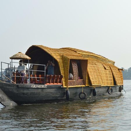 Thara'S Houseboat Hotel Alappuzha Bagian luar foto