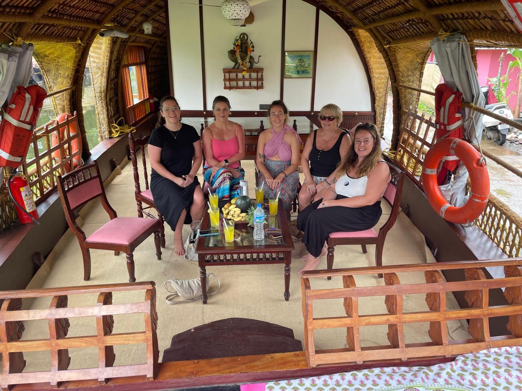 Thara'S Houseboat Hotel Alappuzha Bagian luar foto