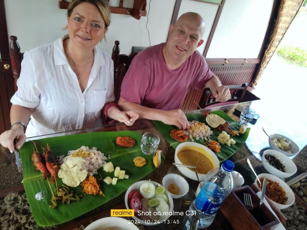 Thara'S Houseboat Hotel Alappuzha Bagian luar foto