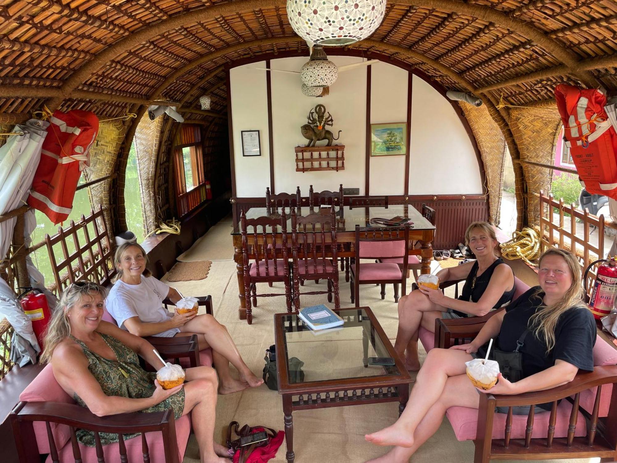 Thara'S Houseboat Hotel Alappuzha Bagian luar foto