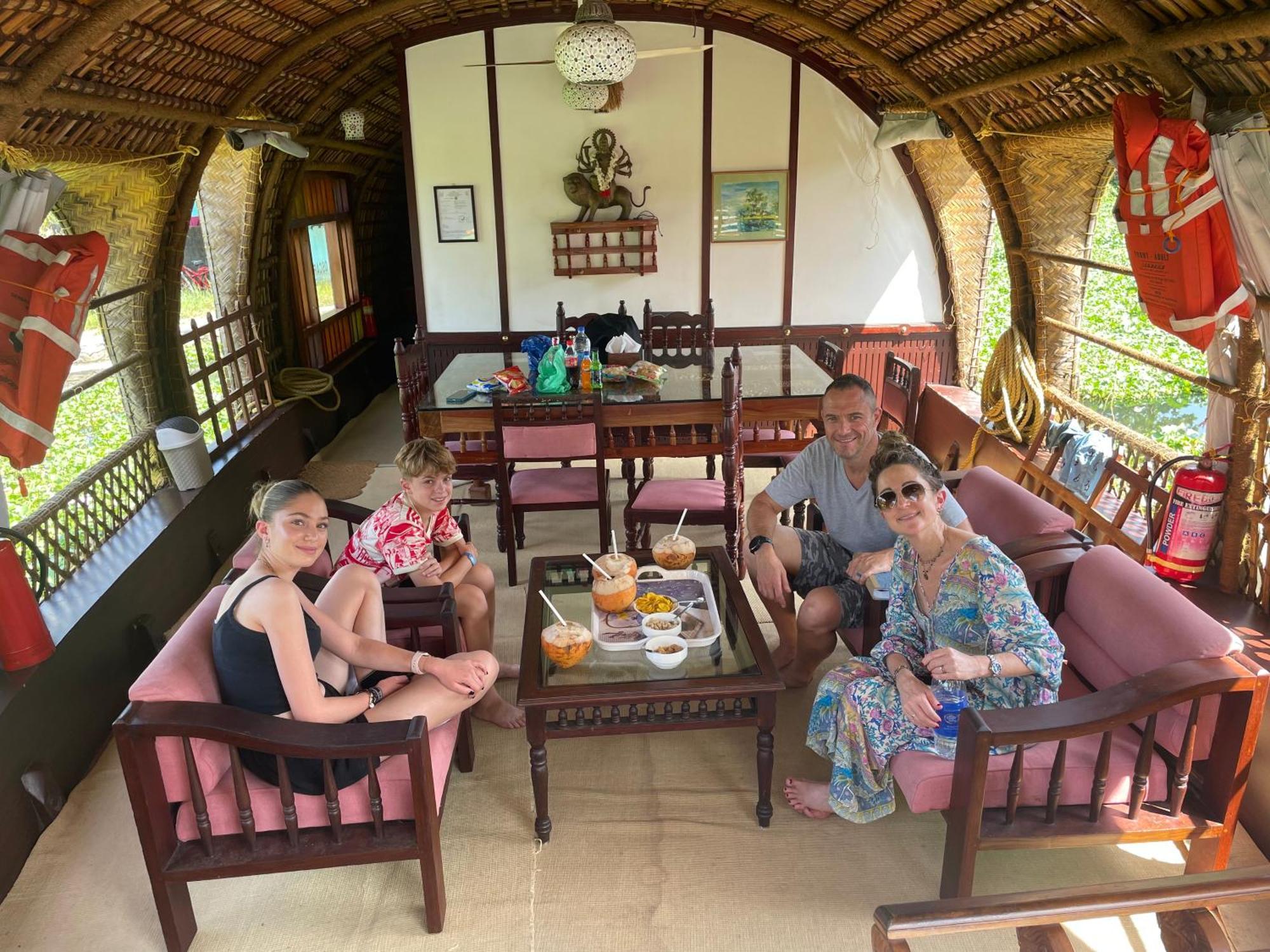 Thara'S Houseboat Hotel Alappuzha Bagian luar foto