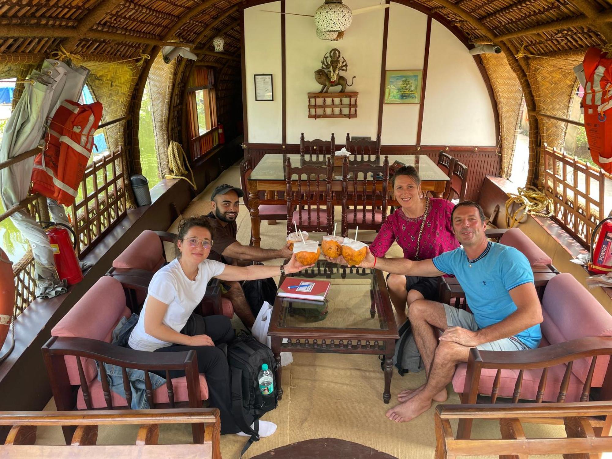 Thara'S Houseboat Hotel Alappuzha Bagian luar foto