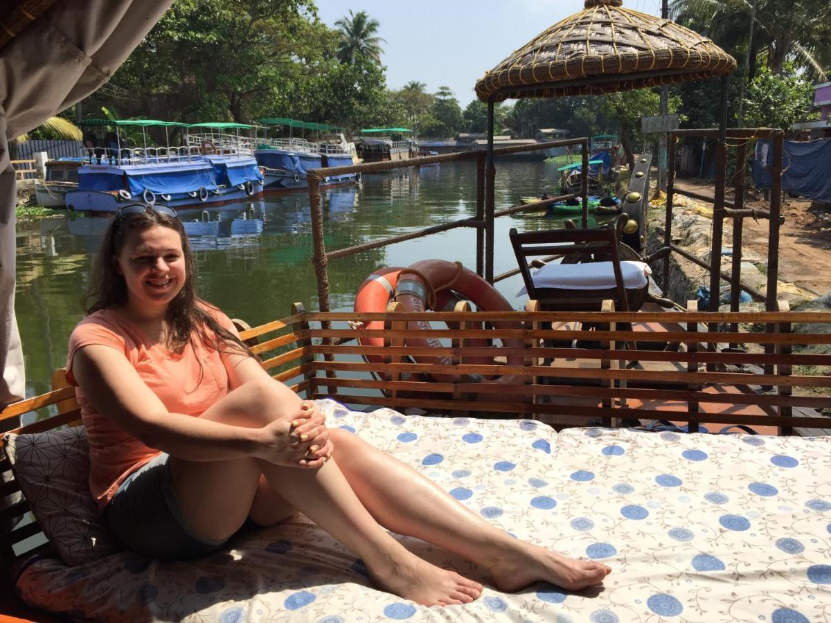 Thara'S Houseboat Hotel Alappuzha Bagian luar foto